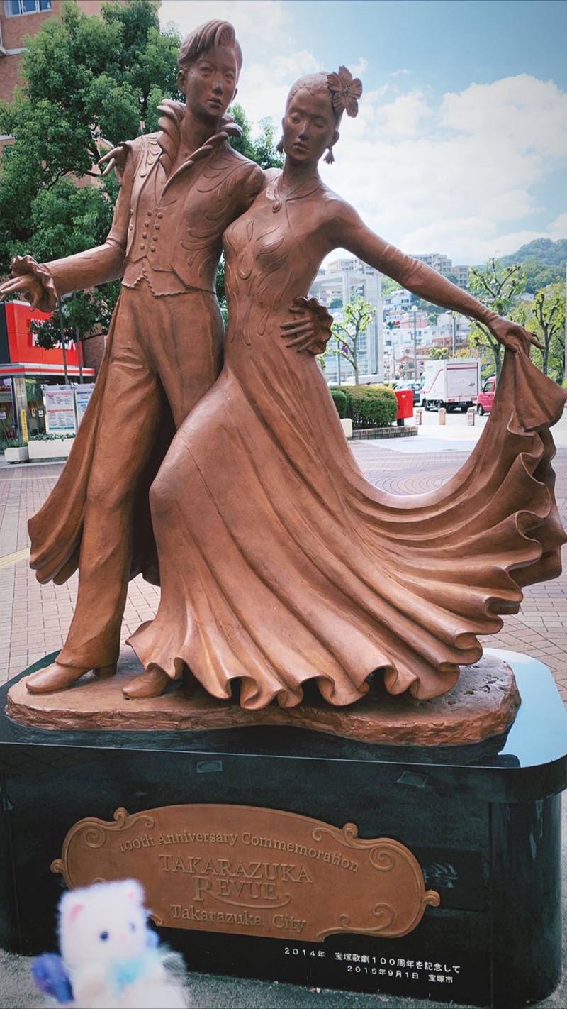 宝塚駅前のブロンズ像